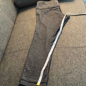 GUC Lululemon Wunder Under crops 21 inches, size 6. Perfect for winter.